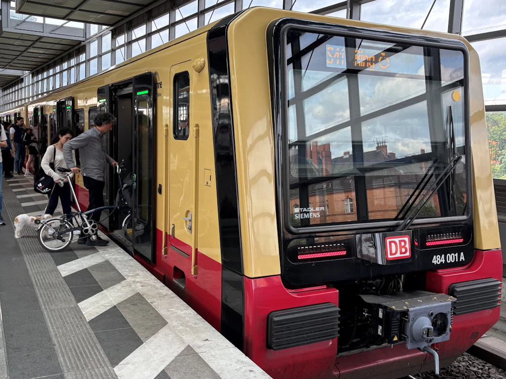 S-Bahn der Baureihe 484 am Südkreuz. Die neue Fahrzeuggeneration soll auf diesem Typ aufbauen – vielleicht mit gewölbter Frontscheibe.