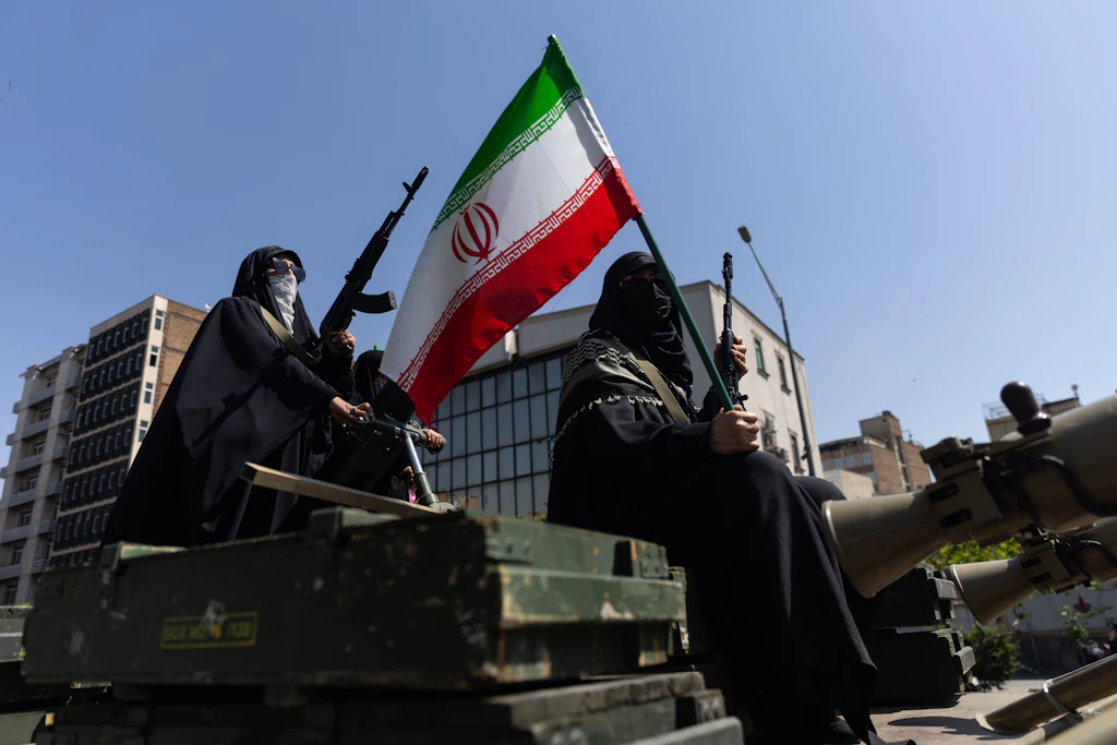 Iran-Krieg eskaliert: US-Angriffe auf Bandar Abbas – Straße von Hormus vor dem Kollaps
