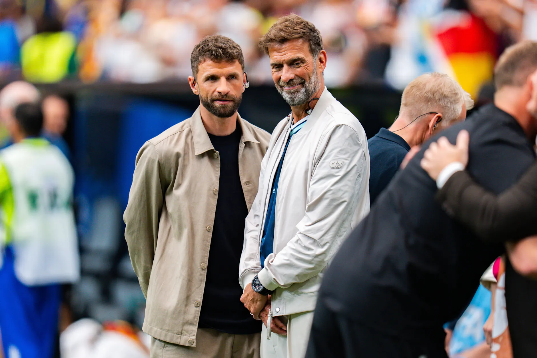 Thomas Müller (l.) ist aktuell für die WM viel unterwegs: Hier gemeinsam mit Jürgen Klopp im Juni beim Deutschlandspiel.