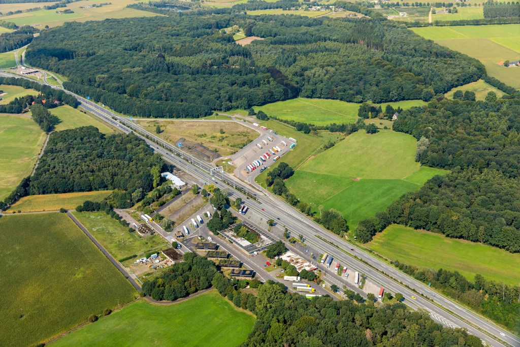 Rastanlage an einer Autobahn aus der Luft. Der ADAC hat bundesweit 50 unbewirtschaftete Rastplätze getestet. (Symbolbild)
