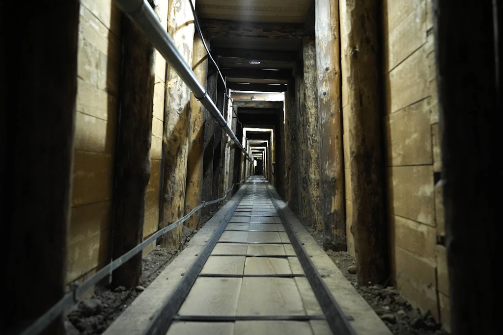 Der Sarajevo-Tunnel war eine unterirdische Lebensader, durch die die eingeschlossene Stadt zwischen 1993 und 1995 überlebte. Durch ihn wurden Lebensmittel, Medikamente, Waffen und Verwundete transportiert.
