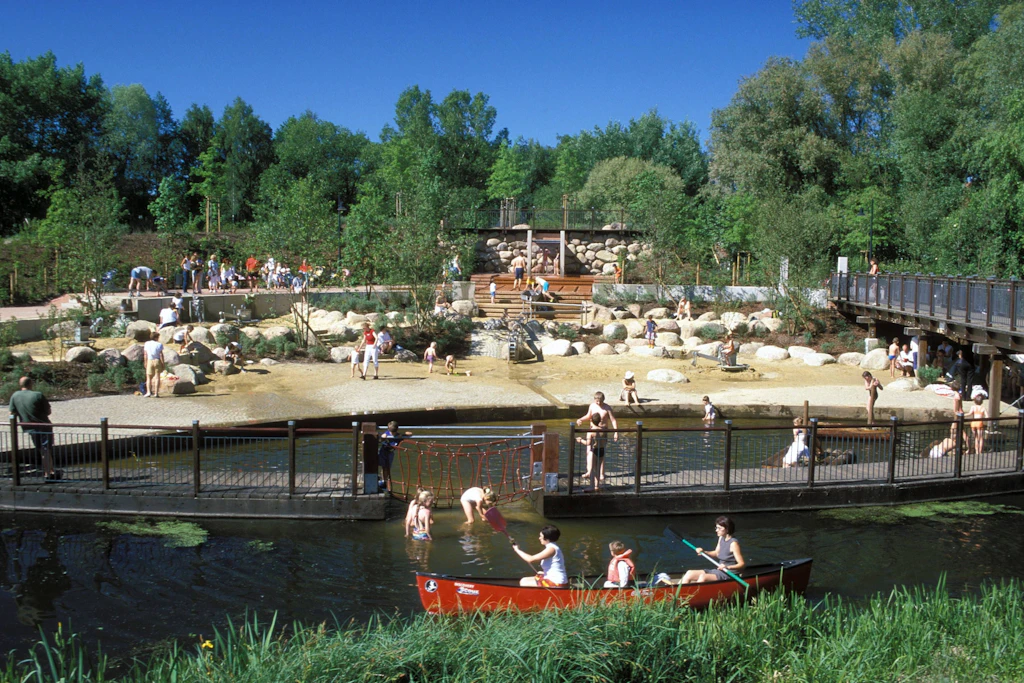 Wo zu DDR-Zeiten der Rummel stand, liegt heute ein Piratenfloß: Brandenburgs beliebtester Gratis-Wasserspielplatz