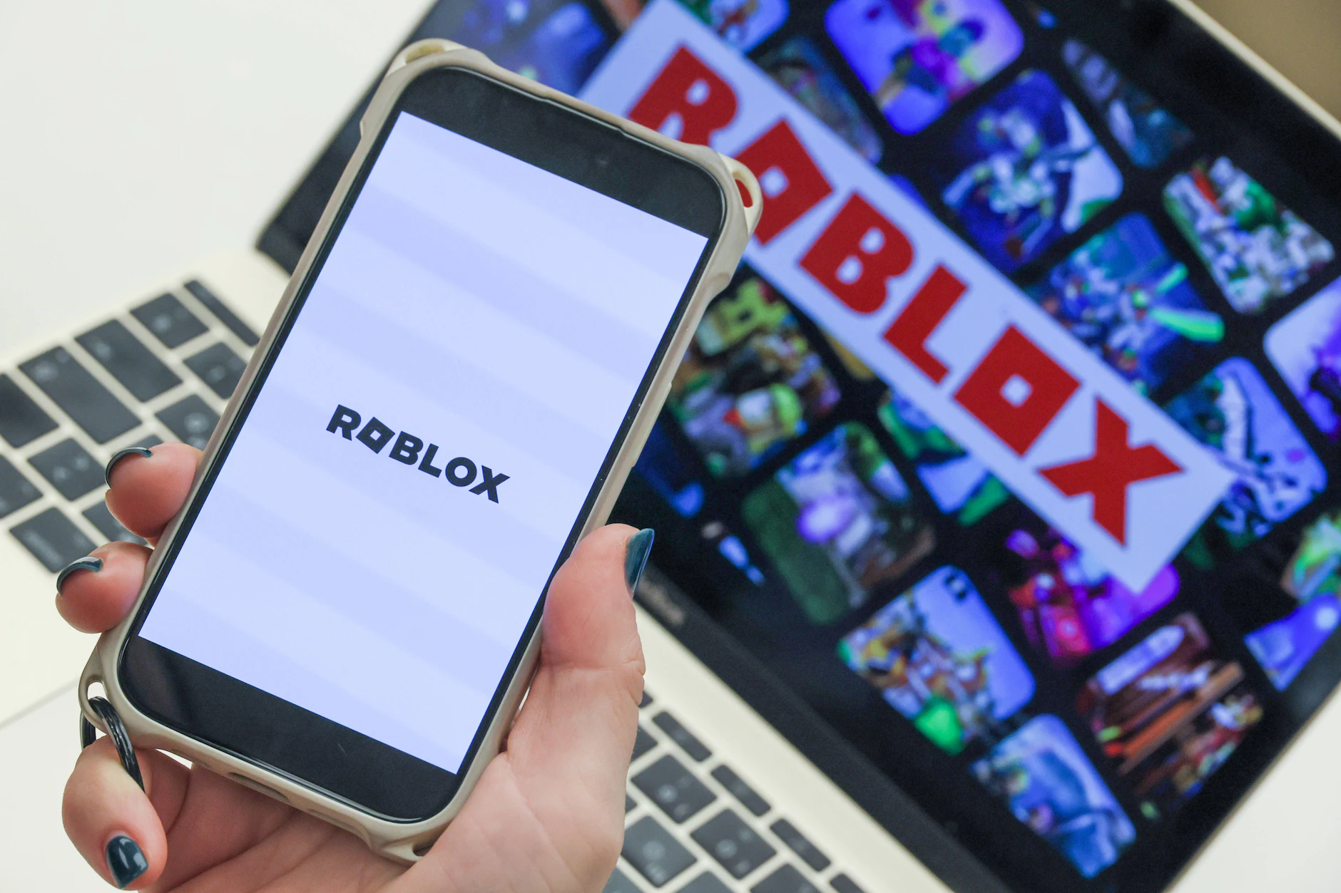 Roblox ist vor allem bei Kindern beliebt. Die Nutzer können hier ihre eigenen Spiele entwickeln und diese mit Freunden teilen.