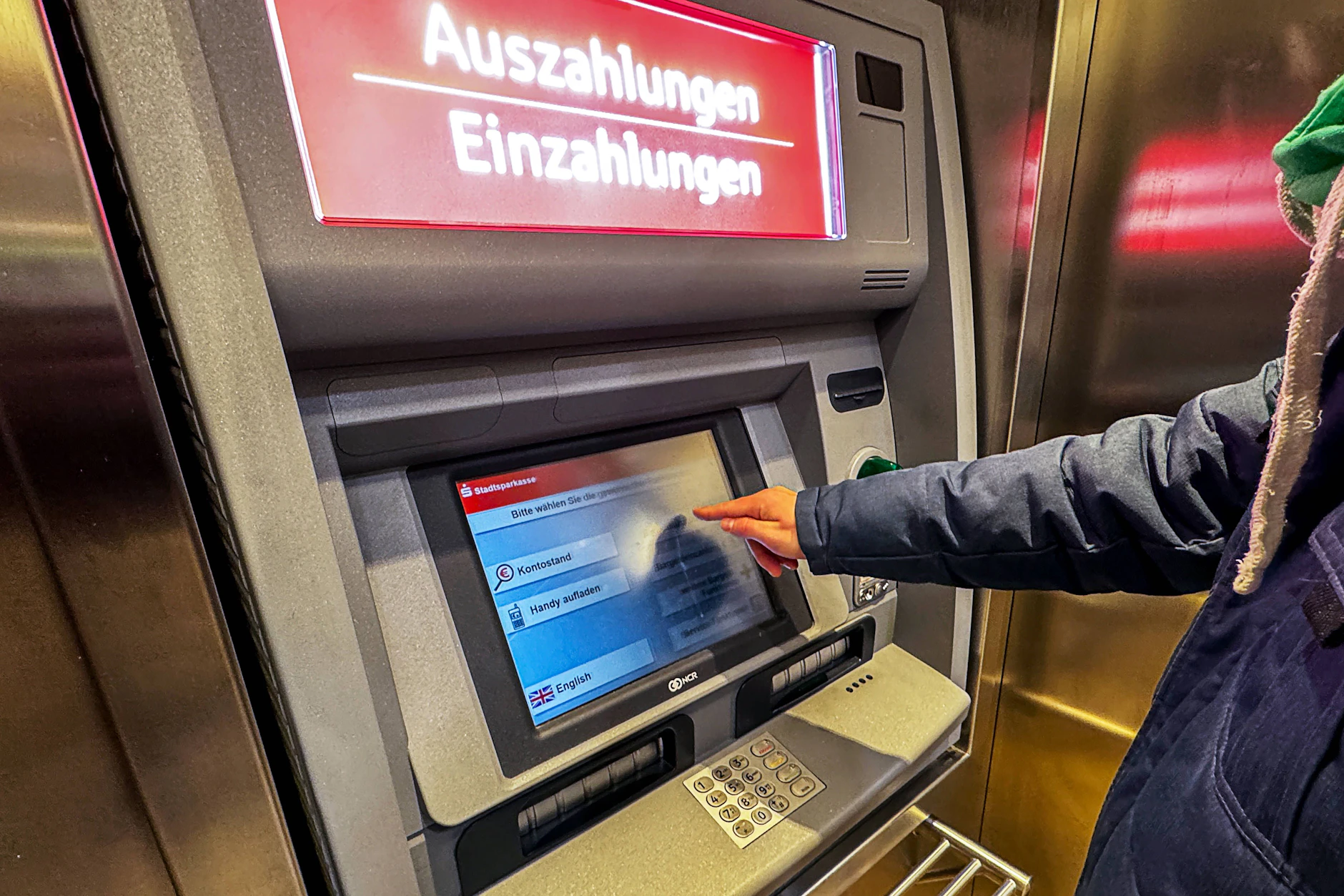 Nach dem Geldabheben in einer Leipziger Sparkassen-Filiale wurde ein Rentner in Leipzig überfallen.