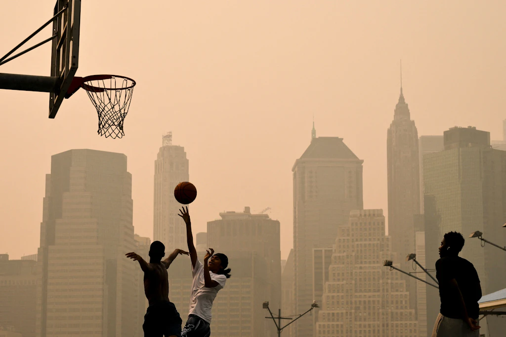 New Yorker spielen Basketball - trotz der schlechten Luftqualität.