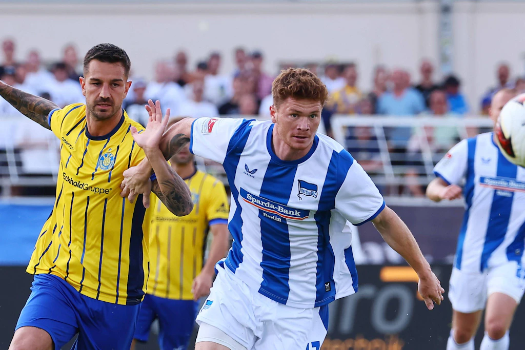 Testspiel: Hertha BSC Berlin (in Weiß-Blau) gewann gegen 1. FC Lok Leipzig (links in Gelb) 3:1.