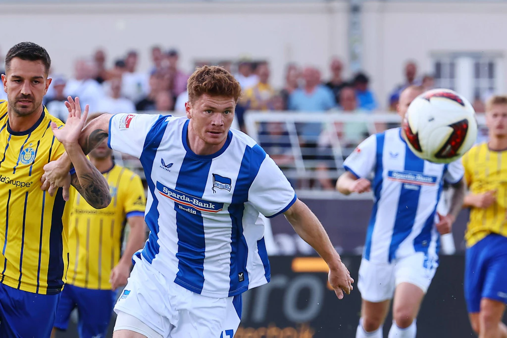Testspiel: Hertha BSC Berlin (in Weiß-Blau) gewann gegen 1. FC Lok Leipzig (links in Gelb) 3:1.