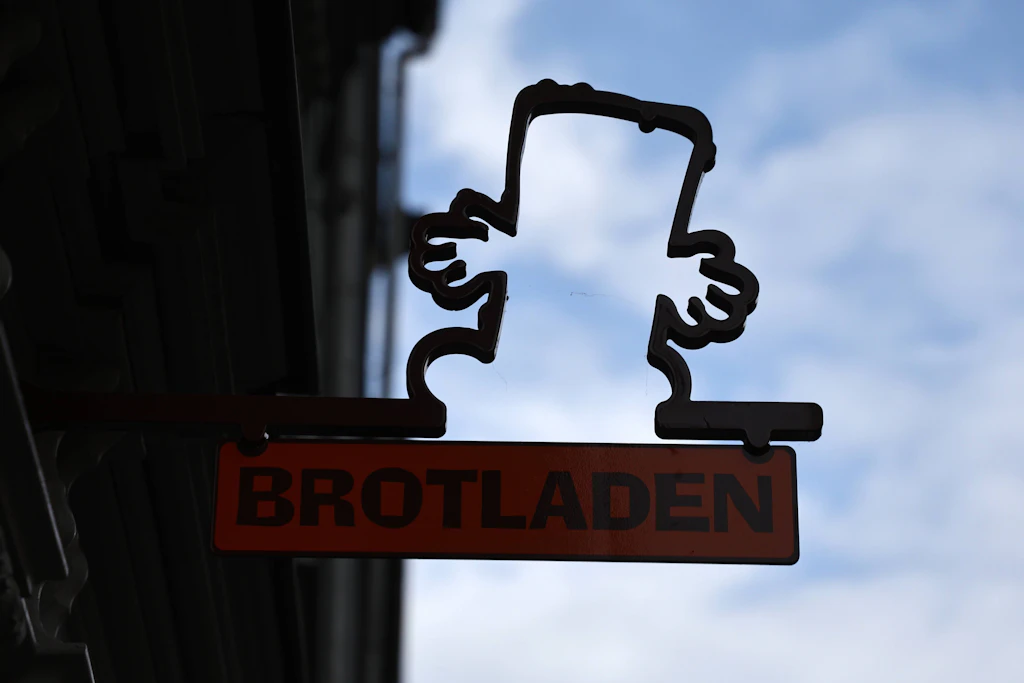 Direkt gegenüber der bekannten Bernd-das-Brot-Figur neben dem Erfurter Rathaus: der Brotladen
