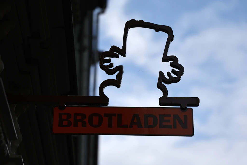 Brotladen in Erfurt: US-Comedian wird für seine „Bernd das Brot“-Mütze gefeiert