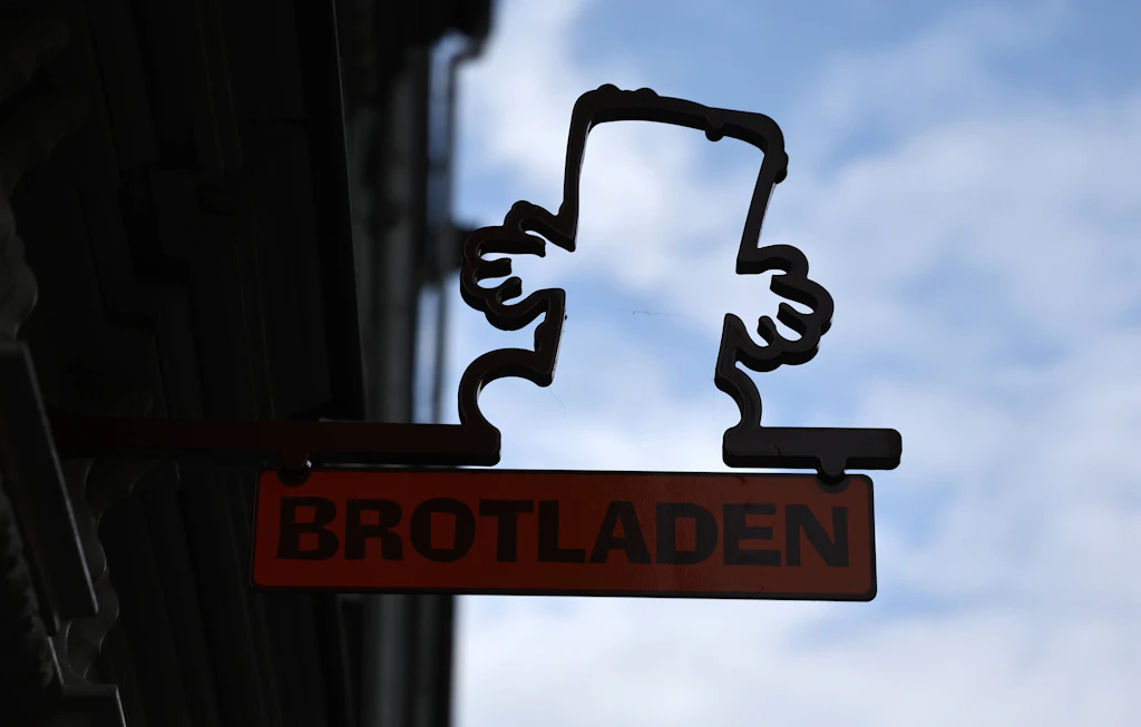 Brotladen in Erfurt: US-Comedian wird für seine „Bernd das Brot“-Mütze gefeiert