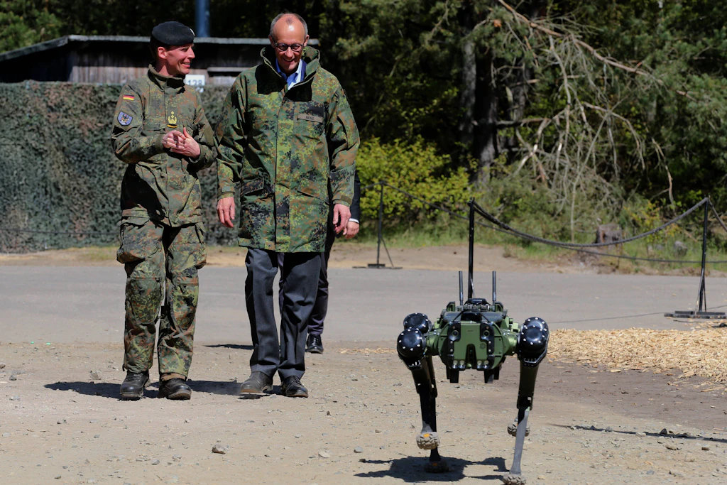 Bundeskanzler Friedrich Merz besucht im April 2026 das Deutsche Heer in Munster und traf dort einen Roboter in Form eines Hundes.
