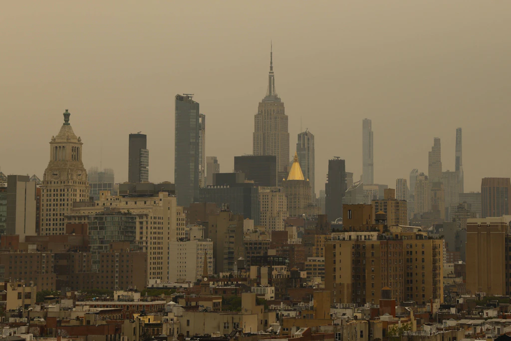 Waldbrände hüllten die New Yorker Skyline in Rauch.