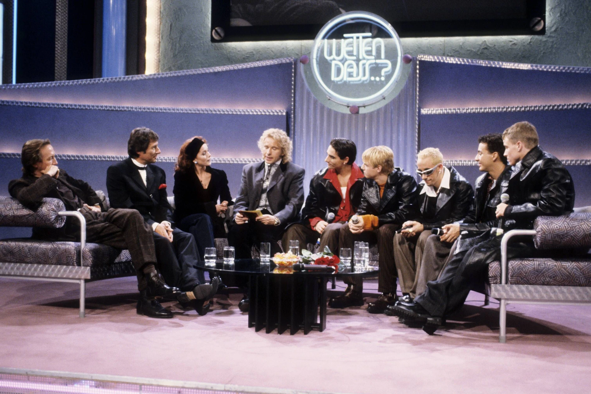 Esther Schweins und Thomas Gottschalk 1996 bei „Wetten, dass..?" mit weiteren Gästen.