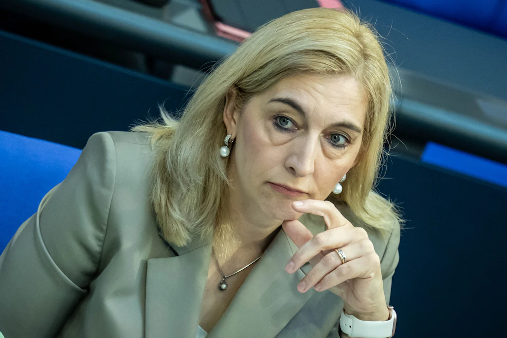 Nina Warken (CDU), Bundesministerin für Gesundheit, sieht keinen großen Streit über die Abschaffung der Rente mit 63.