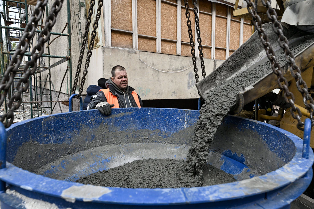 Sanierung eines durch einen russischen Angriff beschädigten Wohnblocks in Saporischschja