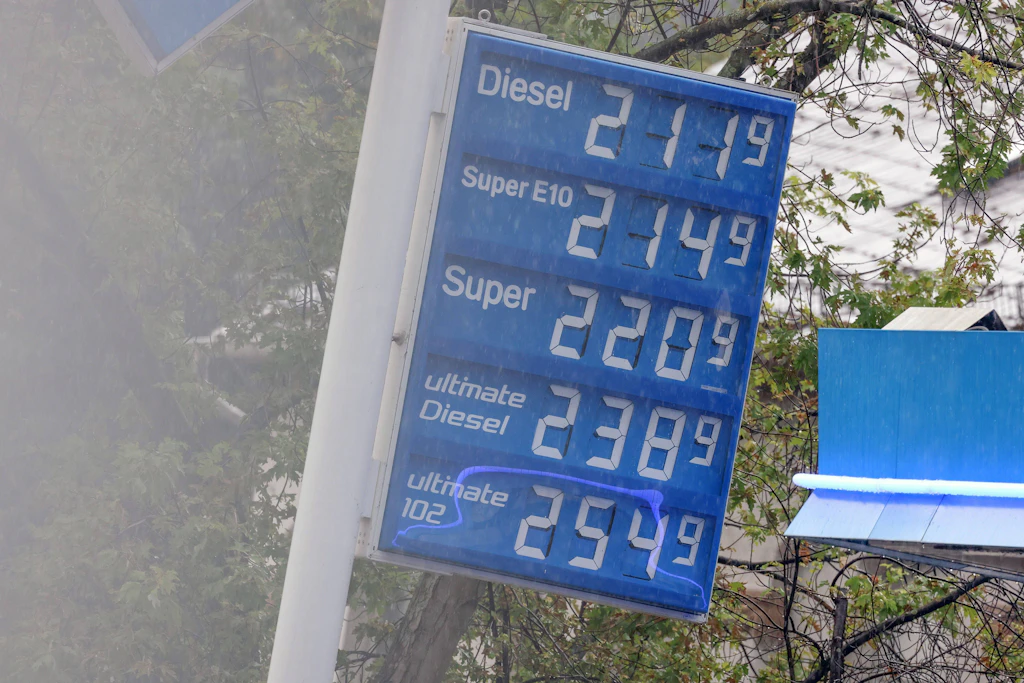 Mehr als zwei Euro pro Liter: Nach dem Ende des Tankrabatts sind die Spritpreise in Deutschland wieder deutlich gestiegen.