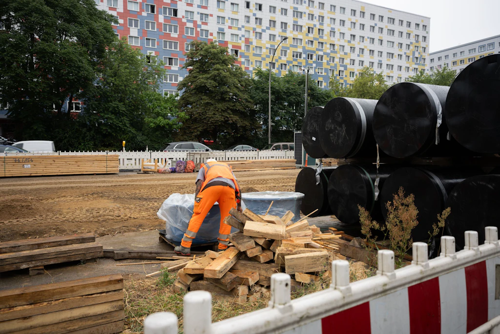 Sechs Tage pro Woche, werktags im Schichtbetrieb: Bauarbeiter führen auf der Landsberger Allee die Pläne der Wasserbetriebe aus.