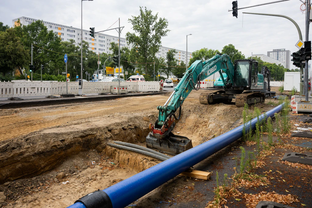 Es geht in die Tiefe: Vier Trinkwasserleitungen und zwei Abwasserdruckleitungen werden unter der Landsberger Allee erneuert.