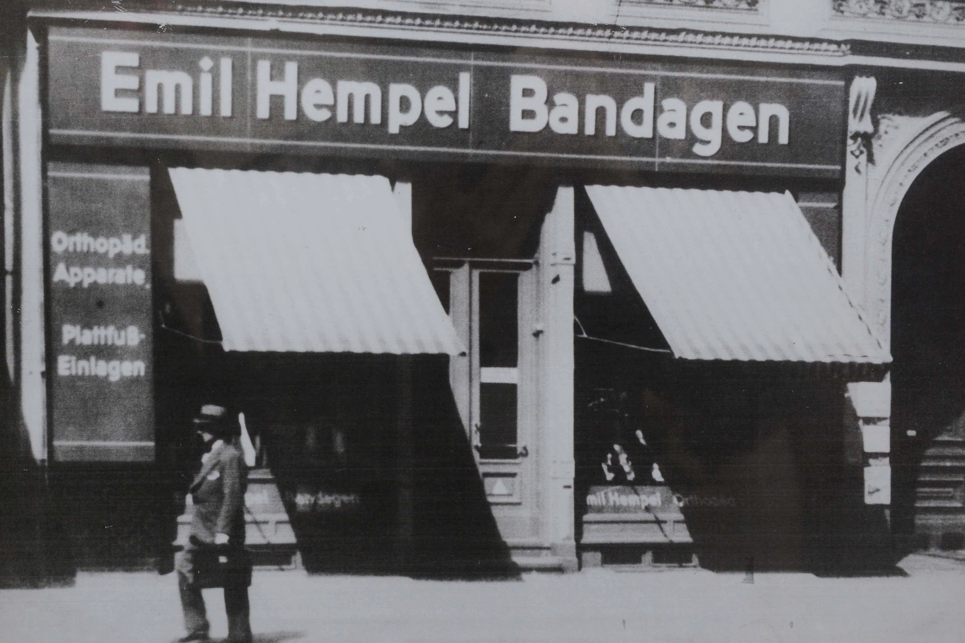 Emil Hempel gründete sein Geschäft im Jahr 1906. 1918 hatte es seinen Platz in der Schöneberger Lützowstraße gefunden.