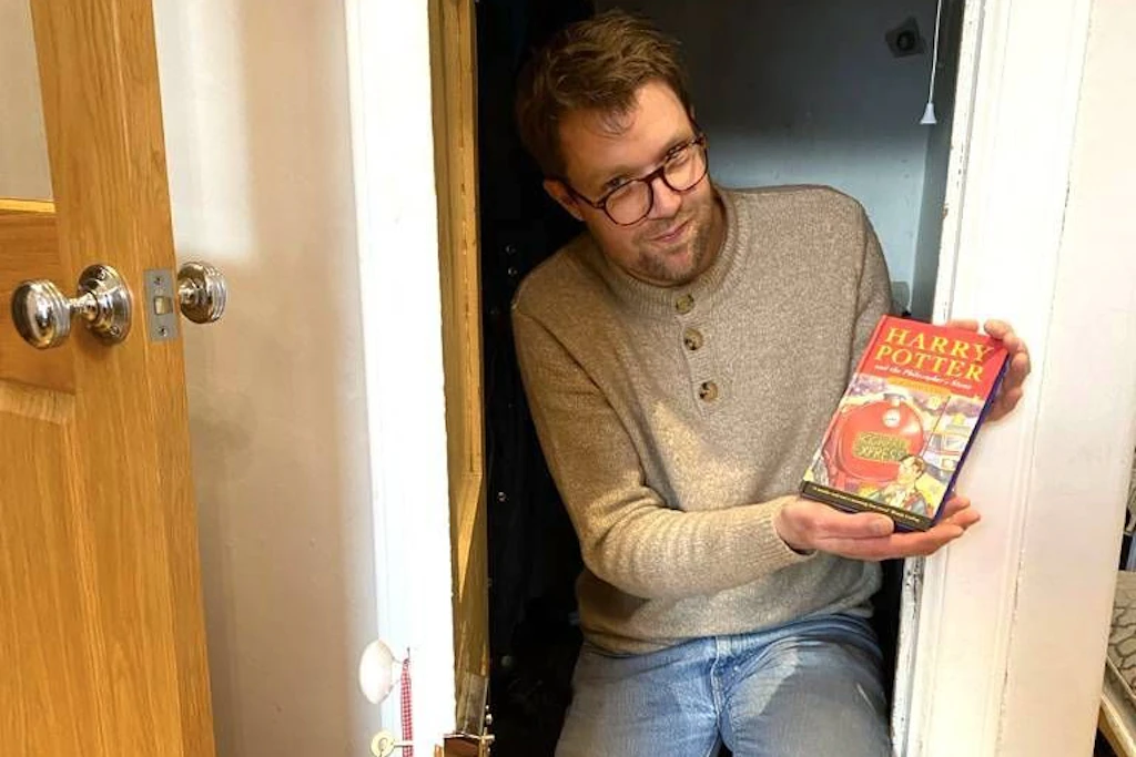 Wie Harry Potter selbst lag auch diese Erstausgabe jahrelang in einem Schrank unter der Treppe. Das 1997 entdeckte Buch brachte 2023 bei einer Auktion 55.104 britische Pfund.