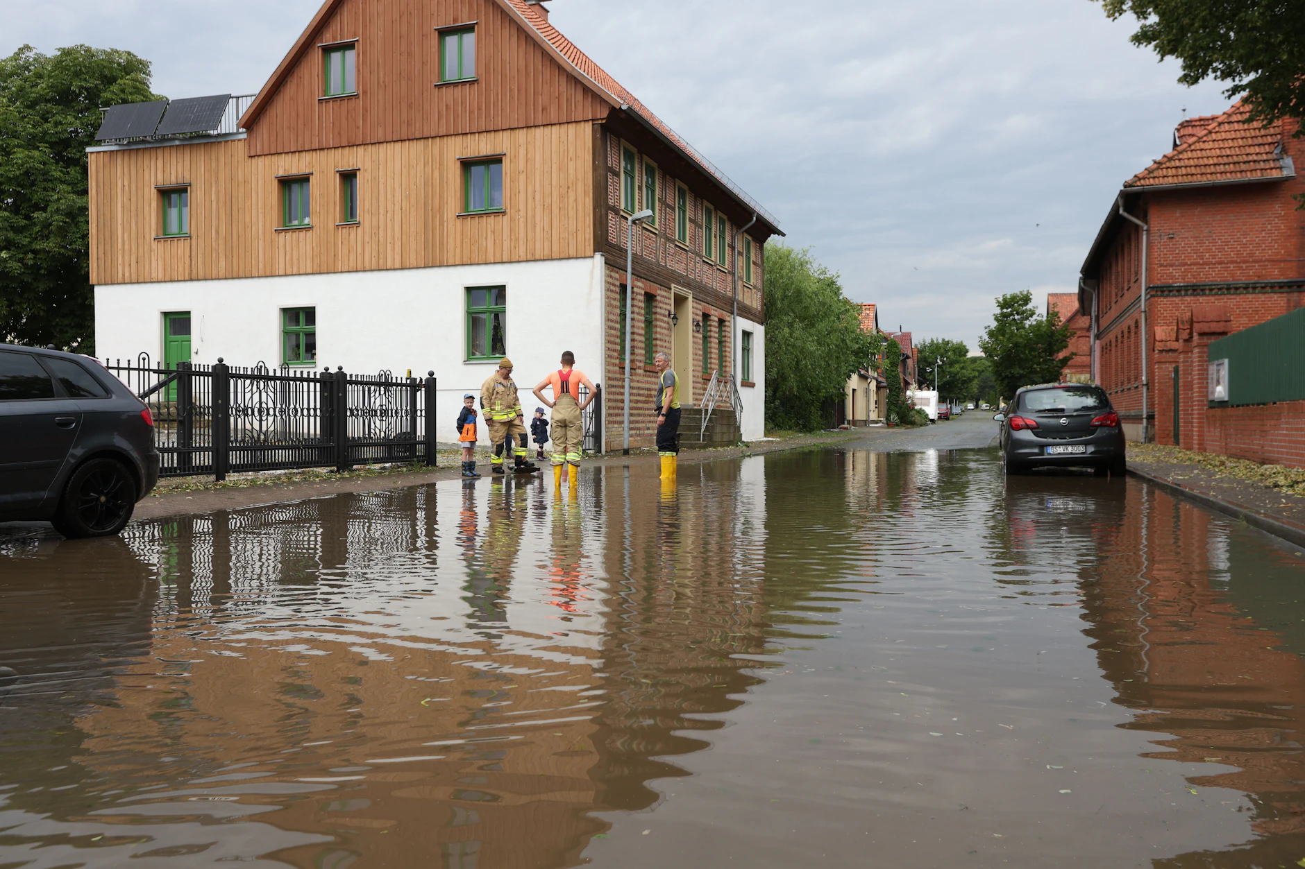 Wasser steht nach einem heftigen Regenguss auf einer Straße in Derenburg im Harz.