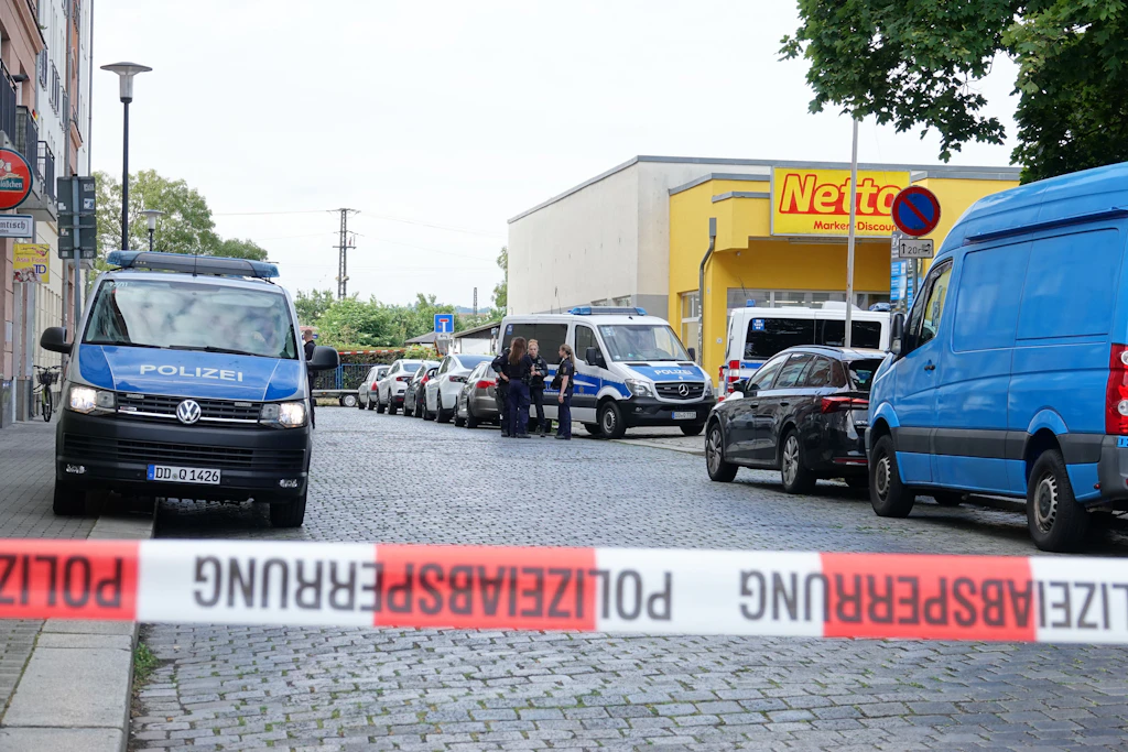 Vor einem Supermarkt im Dresdner Stadtteil Friedrichstadt kam es am Mittwoch zu einem Schusswechsel zwischen Kräften der Polizei und dem Tatverdächtigen. 