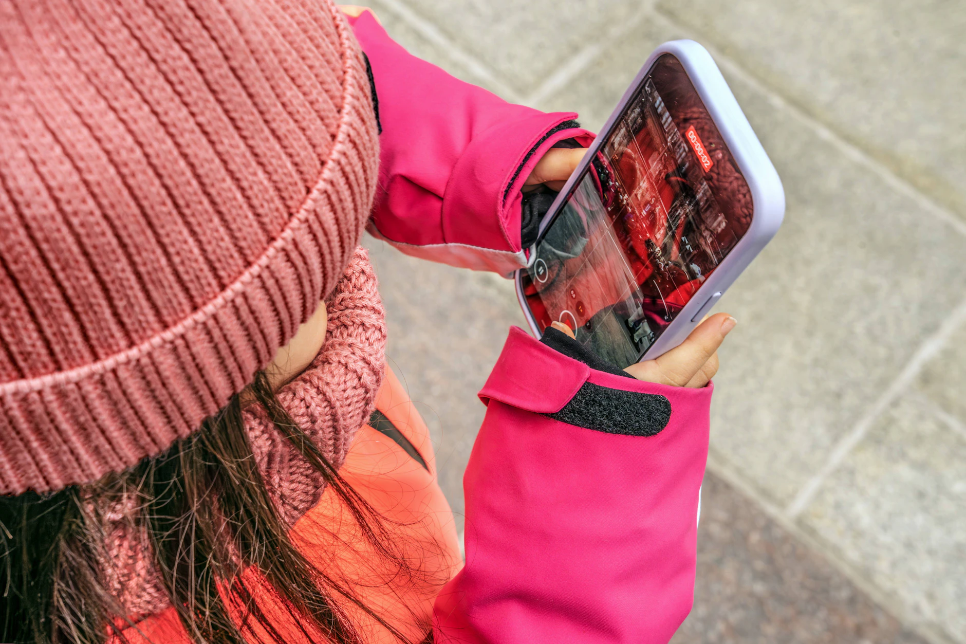 Kleine Kinder wissen leider schon viel zu gut, wie ein Handy, Tablet oder Computer funktioniert.