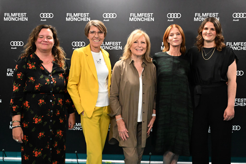 Filmteam von „Was haben wir gelacht“: Regisseurin Eva Müller, Bettina Böttinger, Maren Kroymann, Esther Schweins und Regisseurin Isabel Schneider (v. li.)