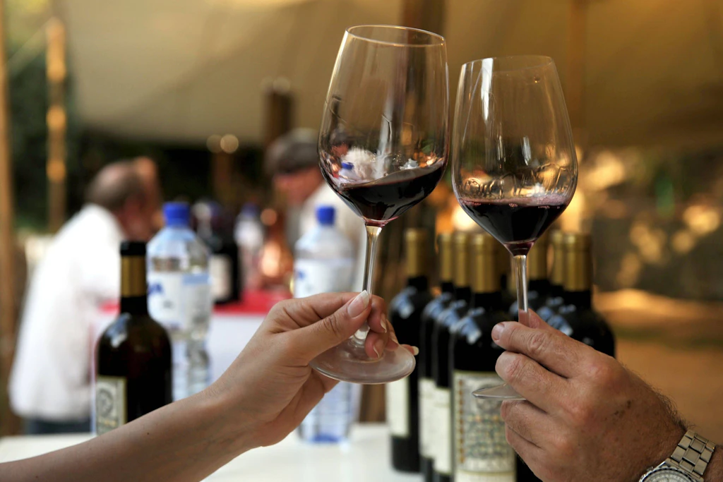 Darauf lässt sich anstoßen! Berlin ist gleich zweimal unter den Top 3 der Weinbars in Deutschland vertreten, Meißen landet auf Platz 5.