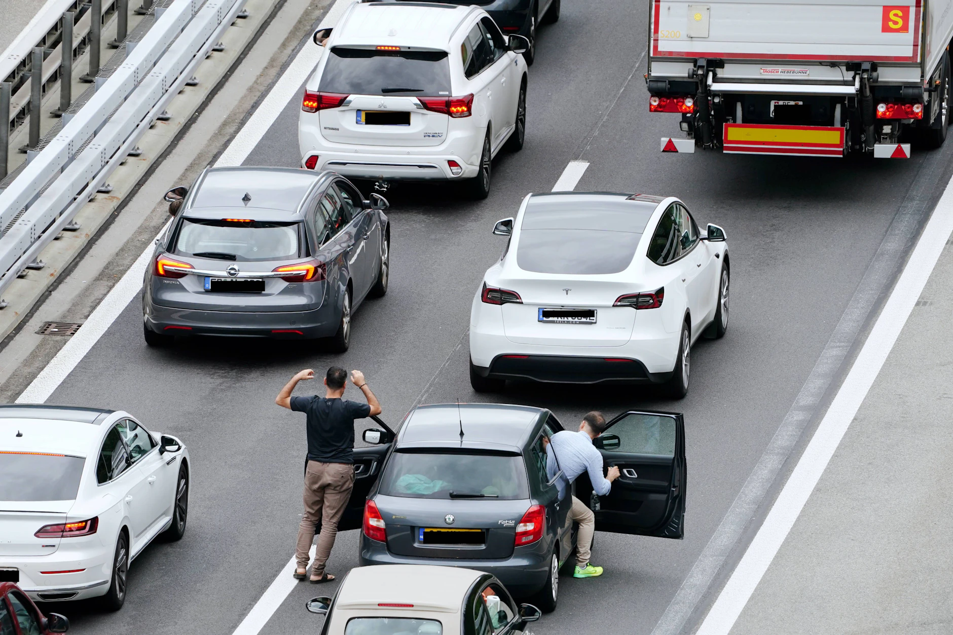 So sollten Autos bei einem Stau nicht stehen. Und aus dem Wagen auszusteigen, ist auch keine gute Idee.