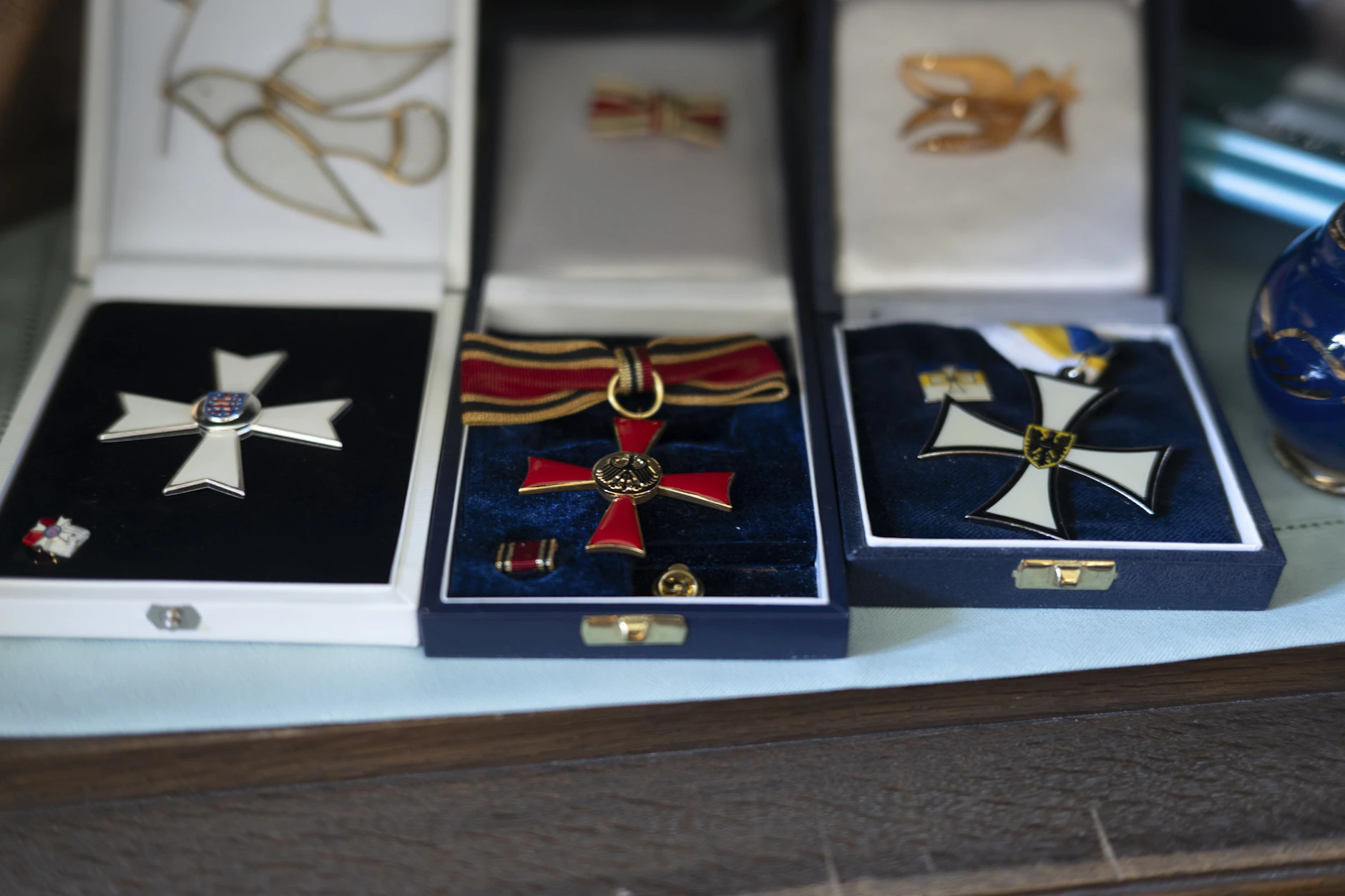 Erika Schirmer erhielt für ihre Lied im Juni unter anderem den  Verdienstorden des Freistaats Thüringen (l.), 2016 bereits das Bundesverdienstkreuz (M.) und das Schlesierkreuz der Landsmannschaft Schlesien (r.).