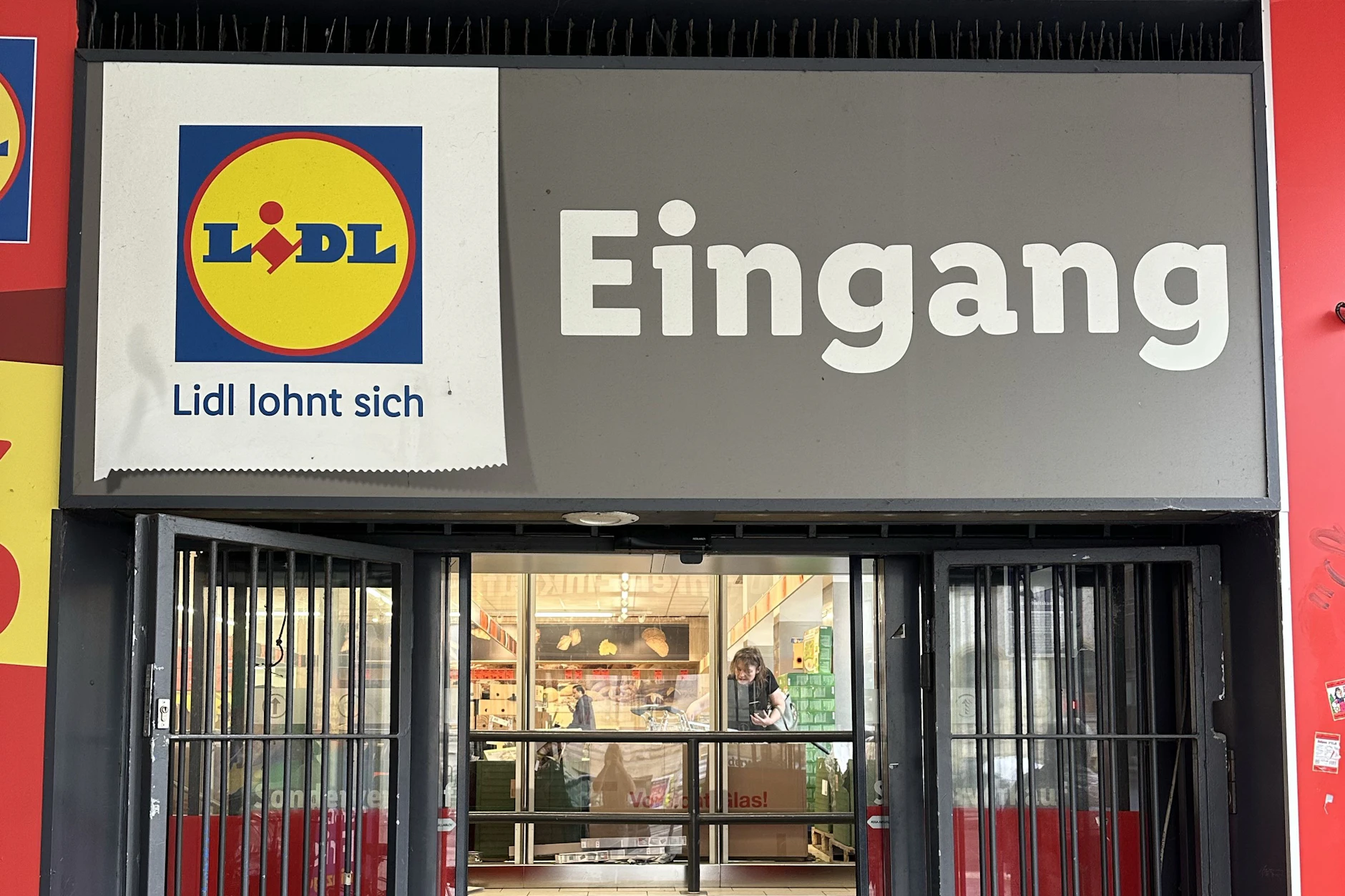 Kleidung, Kinderspielzeug, Deko – alles für wenig Geld.