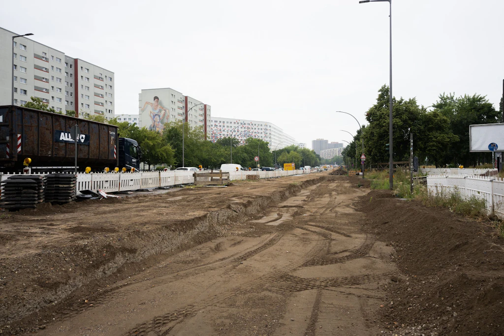 Bauarbeiten, so weit das Auge reicht: die Landsberger Allee am 17. Juli 2026