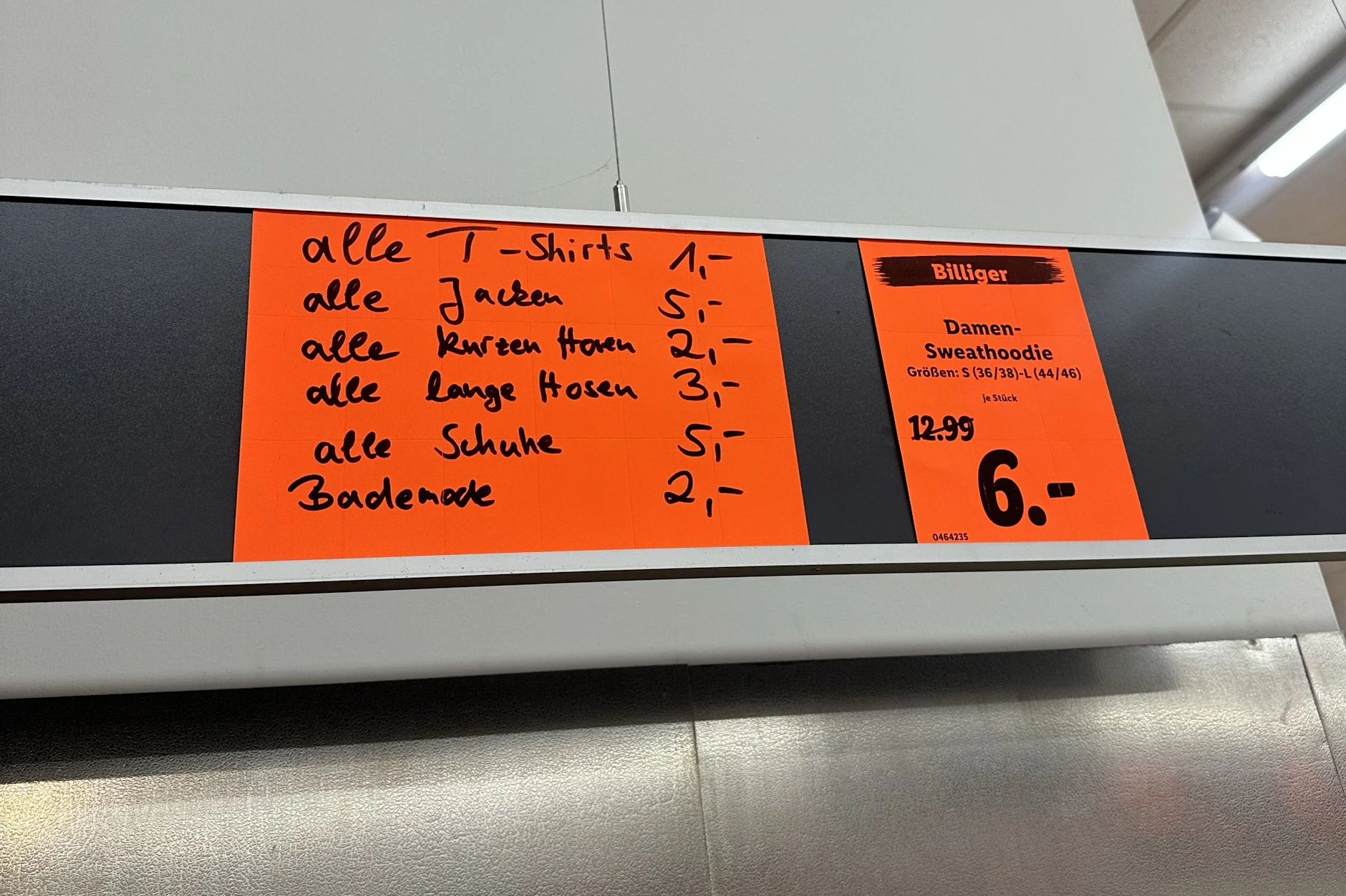 Freitags und samstags gibt es hier Kleidung für Kinder, Frauen und Männer zu unschlagbar guten Preisen.