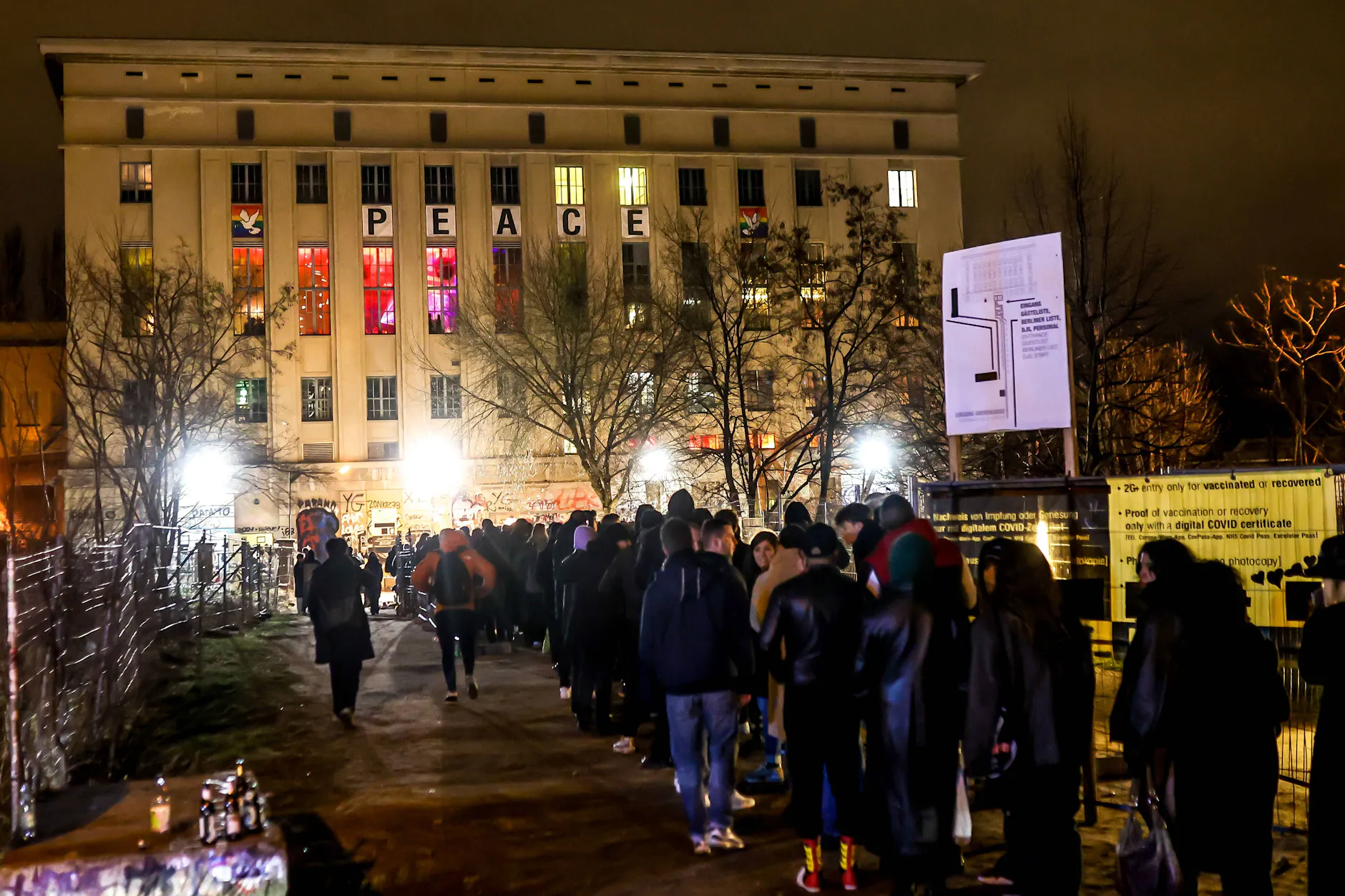 Wartezeiten von zwei bis vier Stunden sind im Berghain völlig normal. Abgewiesen wird man dann in wenigen Sekunden.