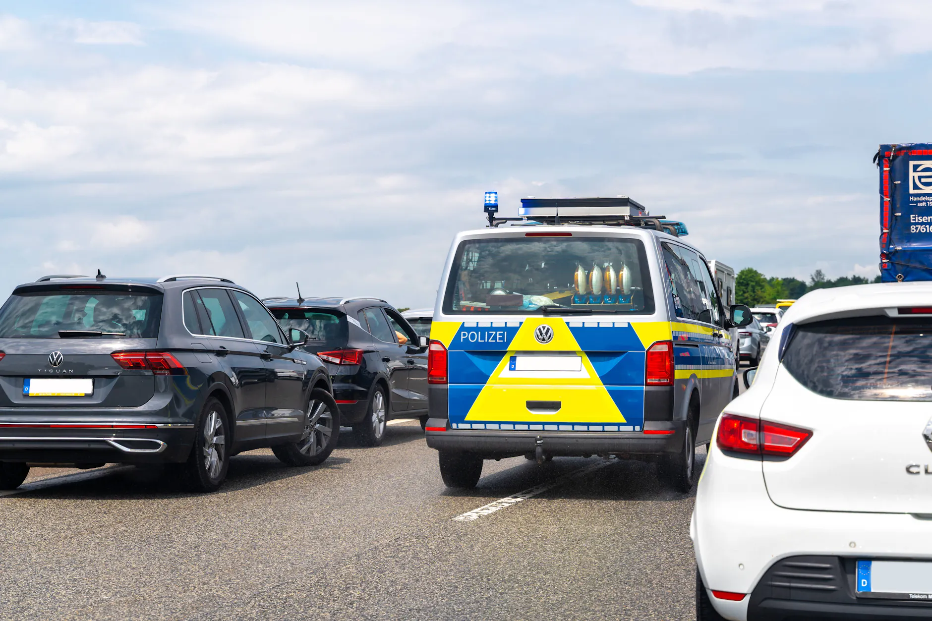 So ist es richtig: Die im Stau stehenden Autos lassen genügend Platz für Einsatzfahrzeuge. Die Staugasse sollte bereits bei stockendem Verkehr gebildet werden.