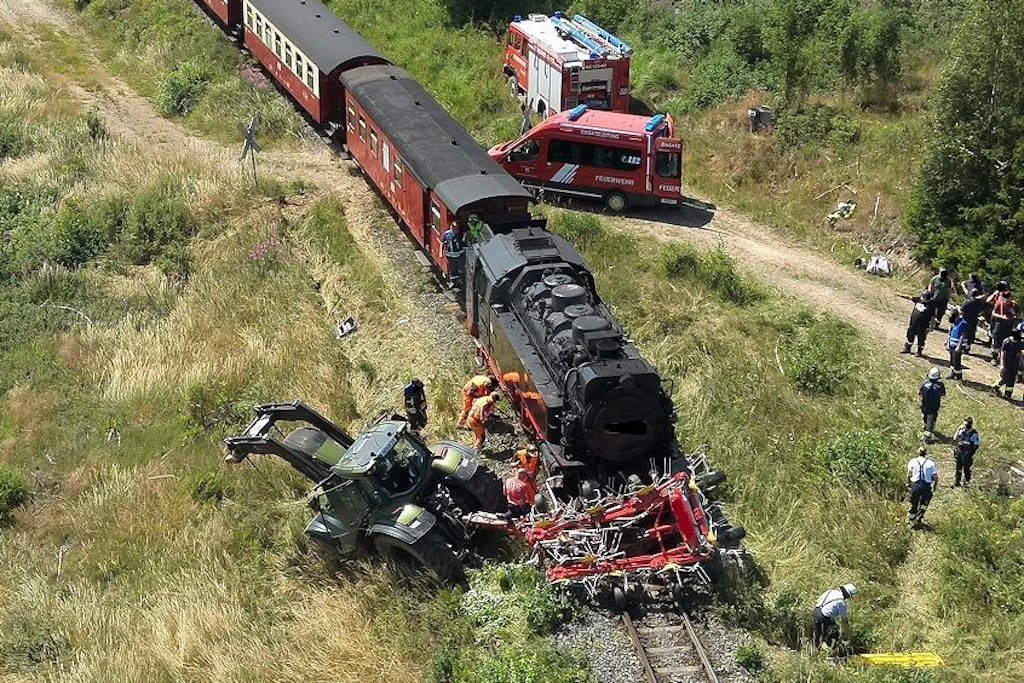 Die Lokomotive schleifte den Traktor nach dem Zusammenstoß noch mit.