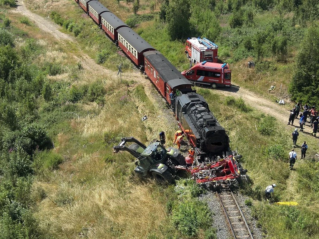 Lokomotive schleift Traktor im Harz mit – Keine Schranke am Bahnübergang