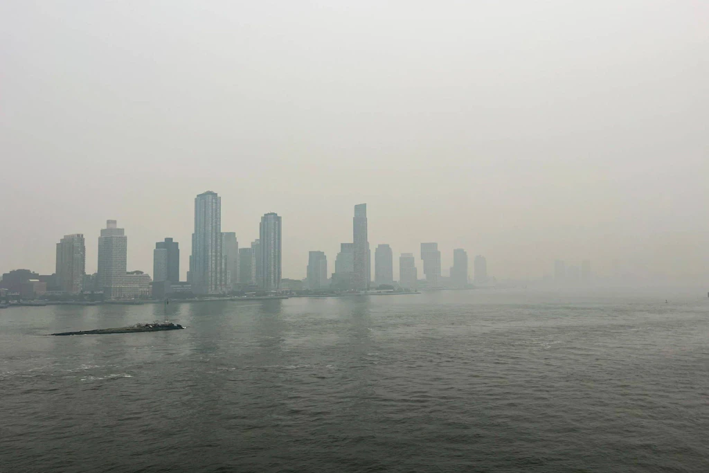 Nach Waldbränden hängen Rauchschwaden über New York City.
