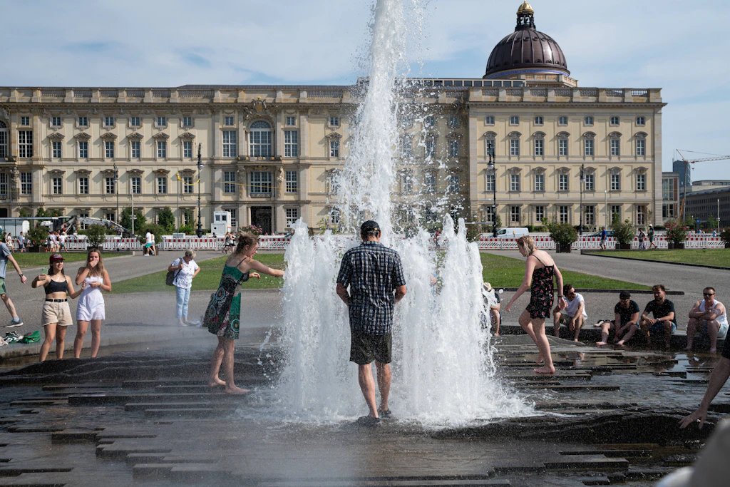 „Abkühlung im Springbrunnen vor dem Humboldt Forum: Berlin bekommt erst eine Regenpause – Ende Juli könnte die Hitze zurückkehren. (Symbolbild)
