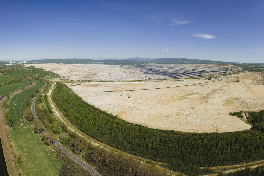 Der Tagebau im polnischen Turów liegt unmittelbar an der Grenze zu Deutschland und Tschechien. 