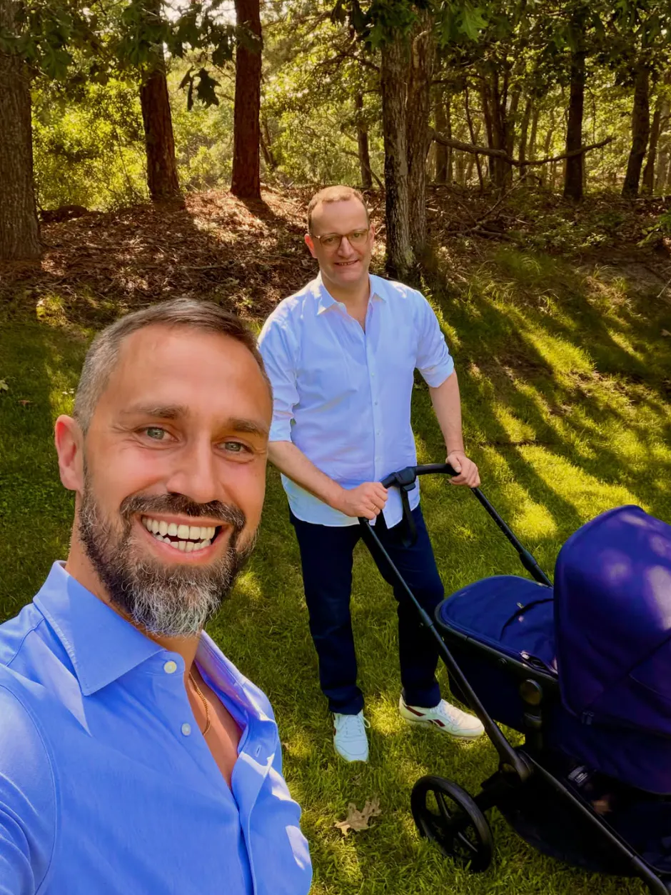 Mit diesem Foto machten Daniel Funke (l.) und Jens Spahn ihre Baby-News öffentlich.