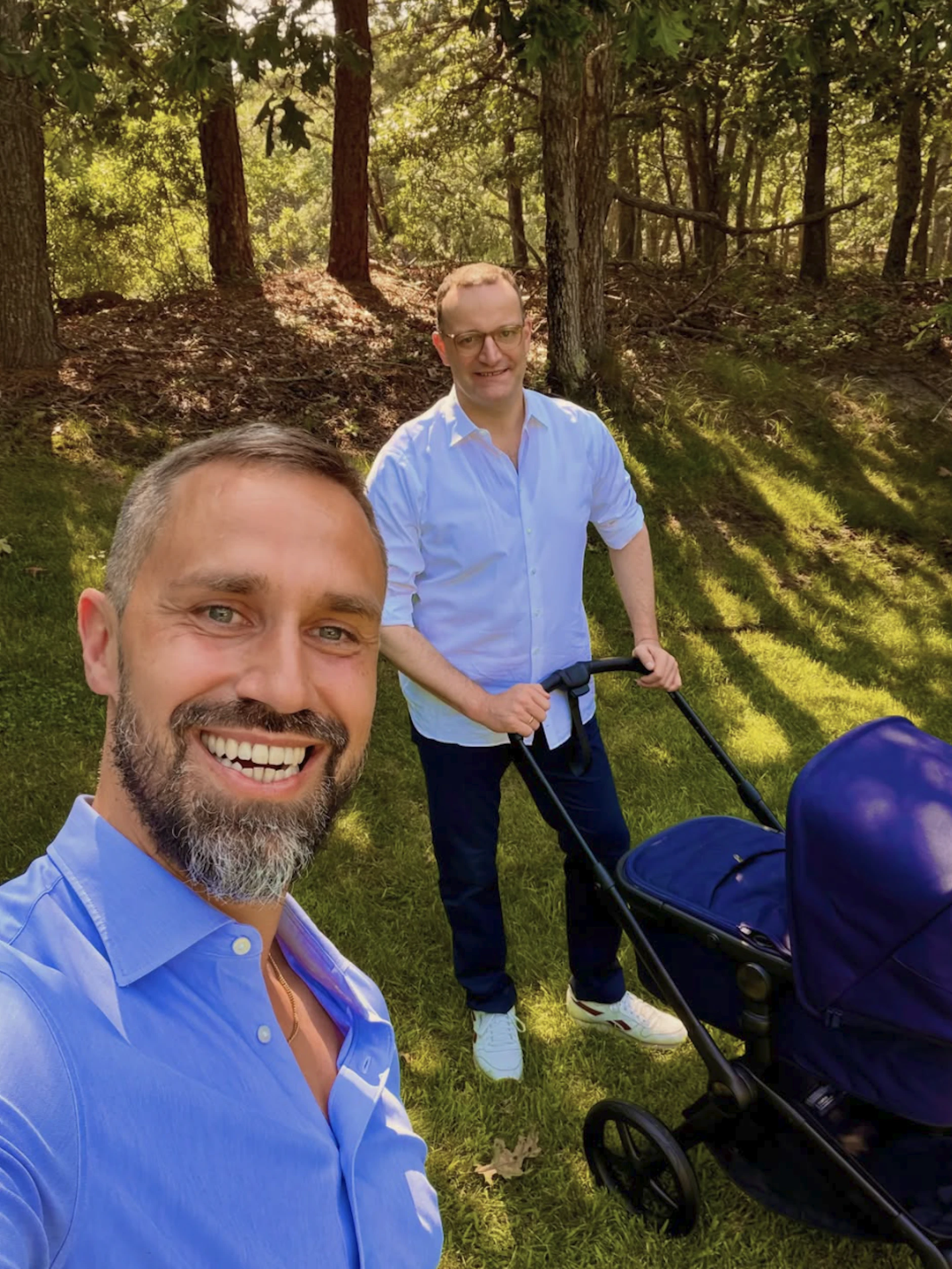 Mit diesem Foto machten Daniel Funke (l.) und Jens Spahn ihre Baby-News öffentlich.