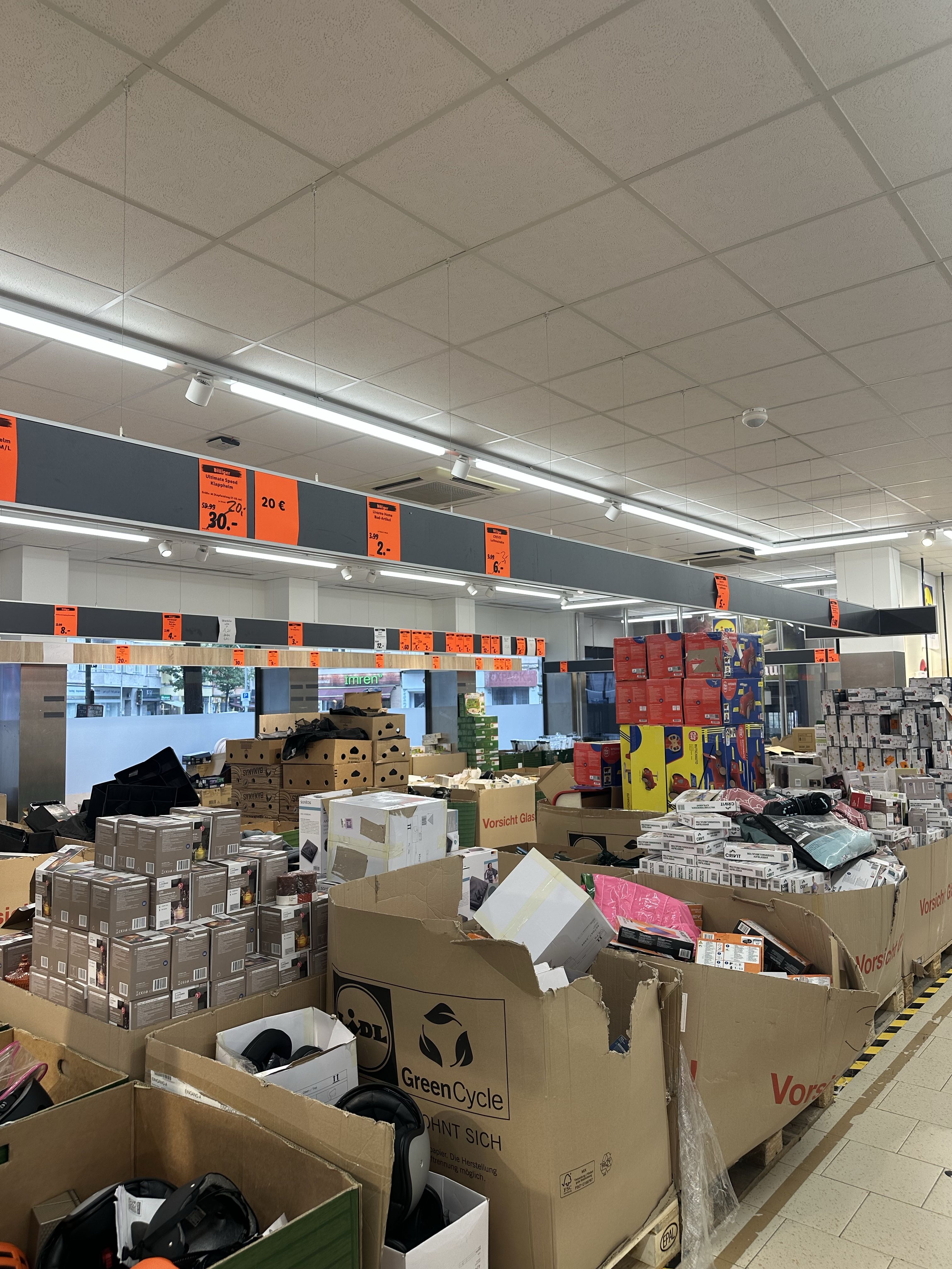 Berlin-Neukölln: Im Lidl-Outlet wird nach Schnäppchen gewühlt