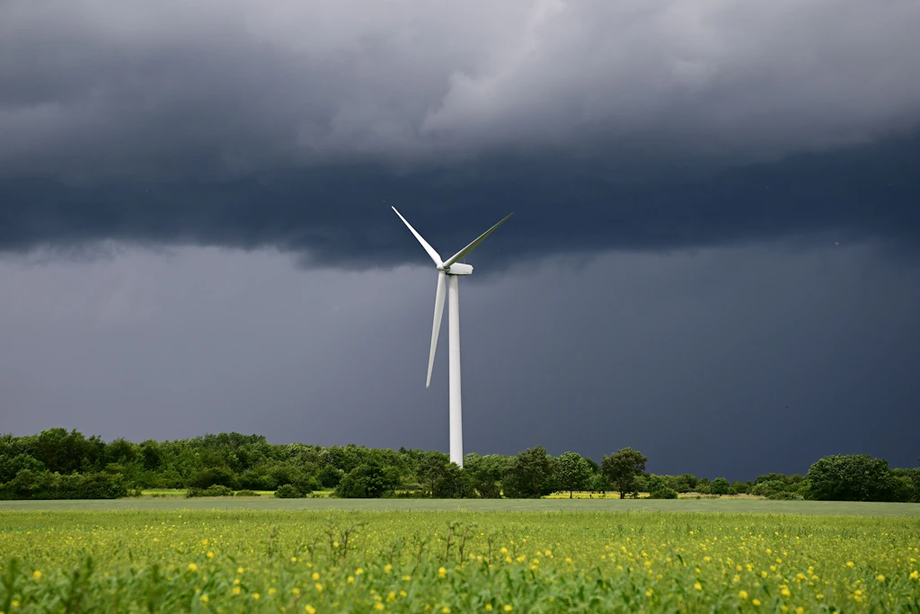 Über der Mitte Deutschlands schleift ein Frontensystem und sorgt für kräftige Gewitter – vereinzelt drohen Unwetter mit Orkanböen.