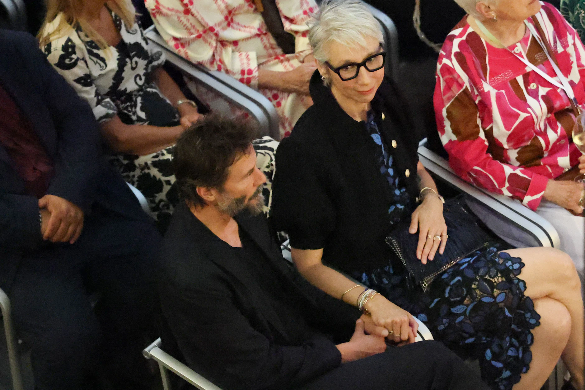Die Künstlerin Alexandra Grant und Schauspieler Keanu Reeves sitzen zusammen bei der Eröffnung der Ausstellung.