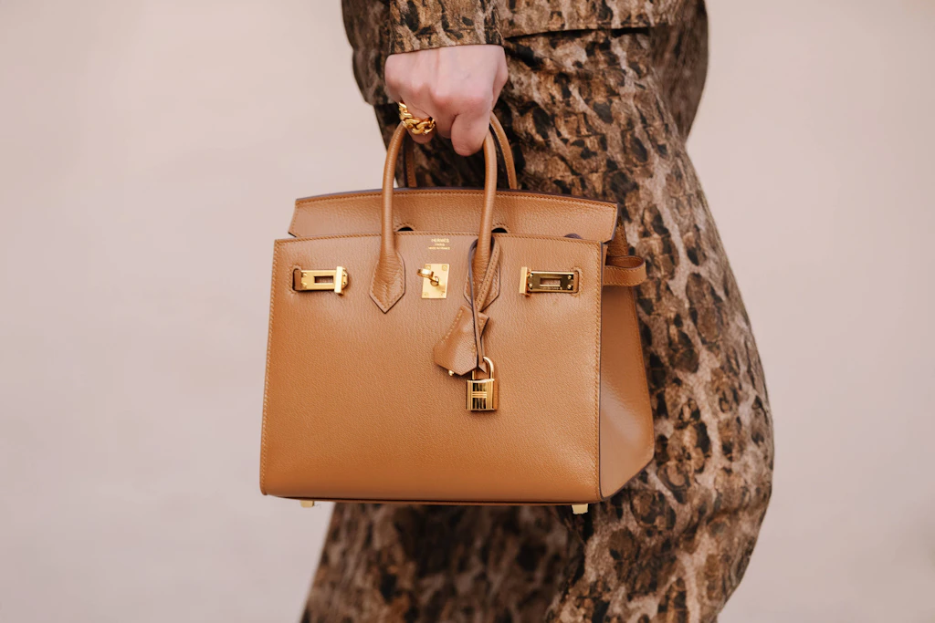 Eine originale Birkin 30 in cognacfarbenem Leder mit goldener Hardware: ein Design, das nun auch in Plastik kopiert wird.