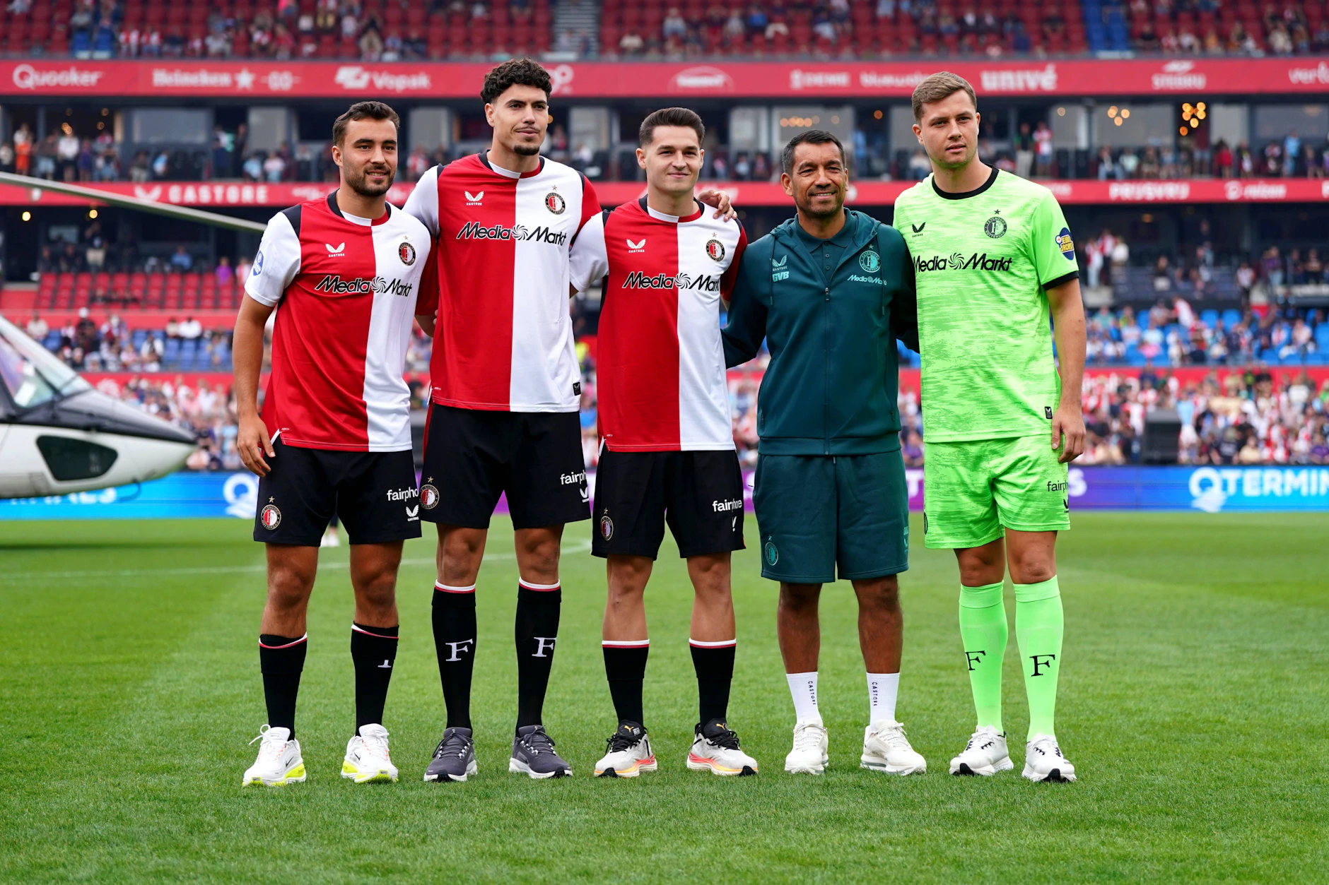 Herthas Ex-Torwart Tjark Ernst mit Feyenoord-Trainer Giovanni van Bronckorst und den drei neuen Spielern Mika Marmol, Nacho Ferri und Charles Vanhoutte (v.r.) beim Fanfest im De Kuip.