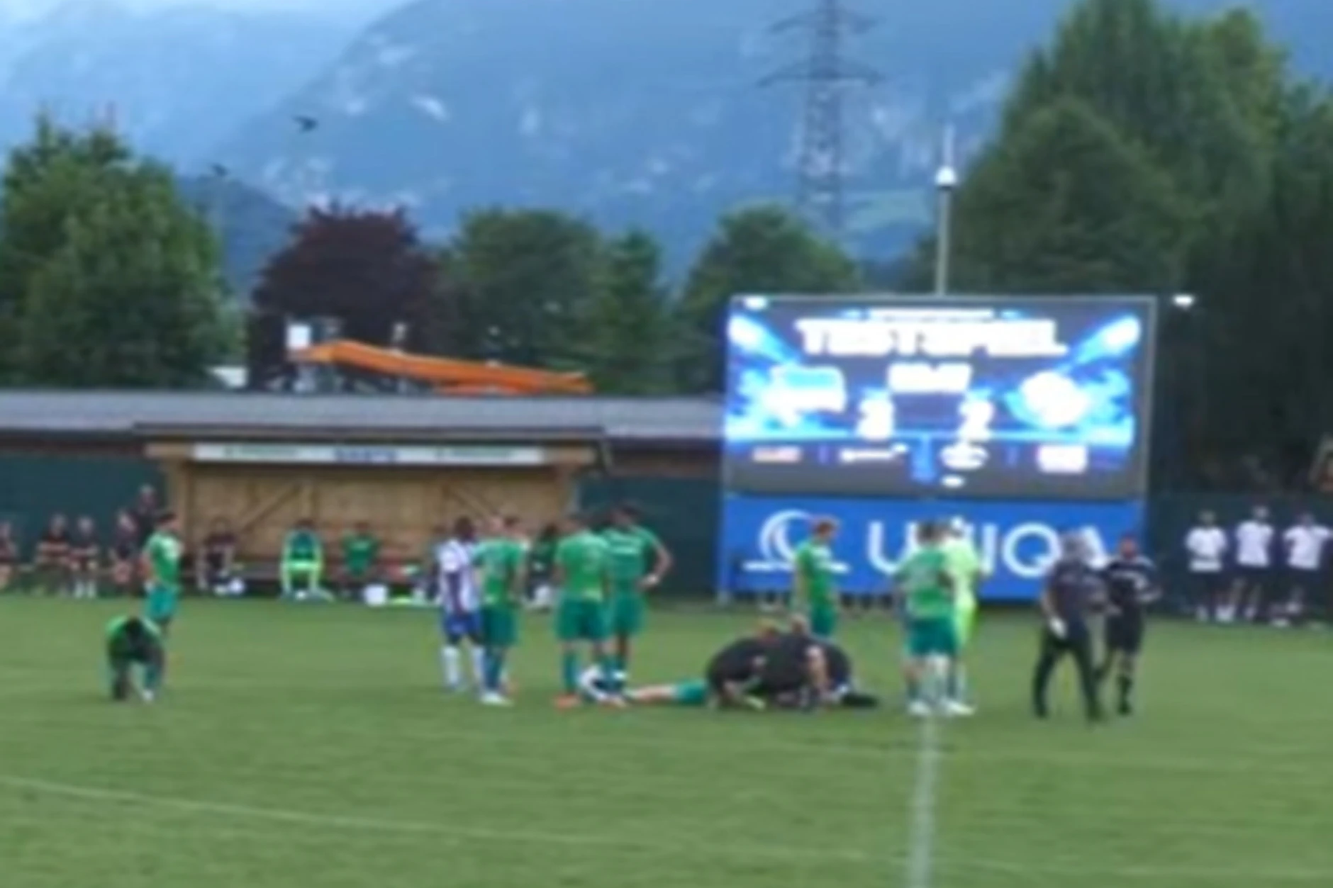 Hertha-Arzt Dr. Fabian Plachel behandelte den Tiroler Spieler David Jaunegg und legte ihm eine Halskrause an.