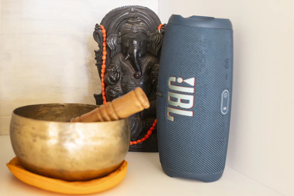 Klangschale, Soundbox und eine Figur des Hindu-Gottes Ganesha: Yoga für alle Sinne